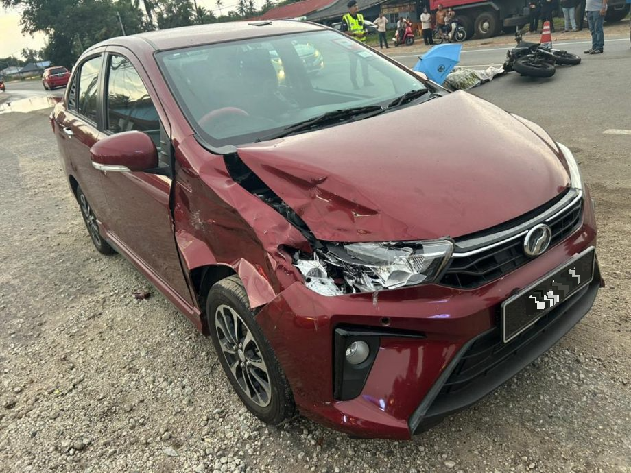 东:轿车与摩托车在路口发生碰撞意外，骑士不幸丧命。