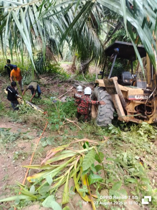 东(已签发):姆阿占沙发生挖土机失控翻落山谷