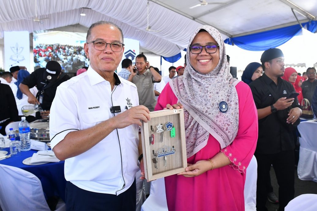 东(已签发):彭亨州务大臣移交钥匙和推介一马房屋计划