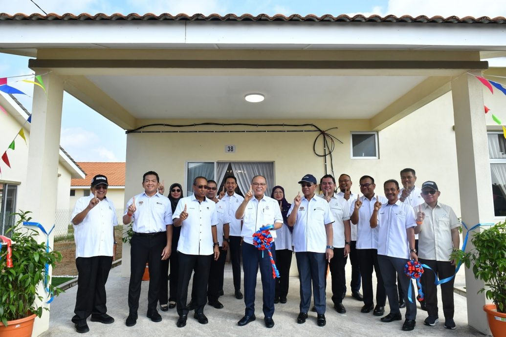 东(已签发):彭亨州务大臣移交钥匙和推介一马房屋计划