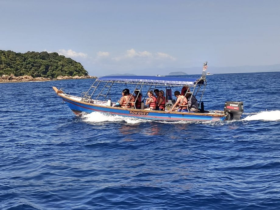 东(已签发):登海事执法机构扣查两艘无牌营运的客船