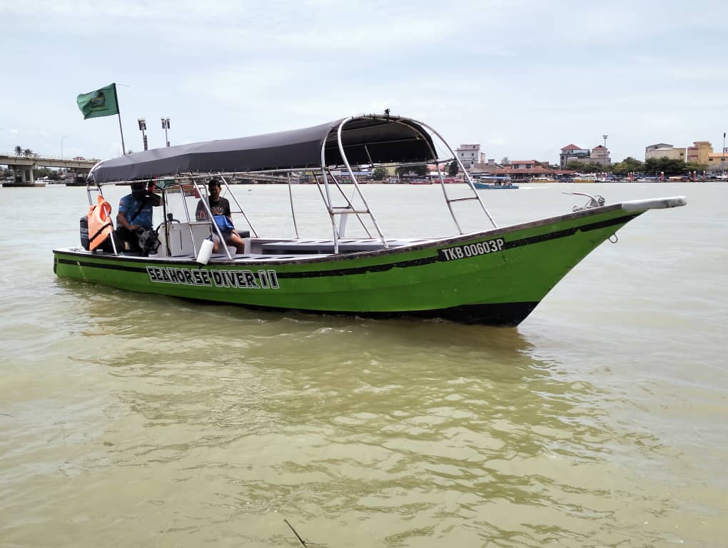 东(已签发):登海事执法机构扣查两艘无牌营运的客船