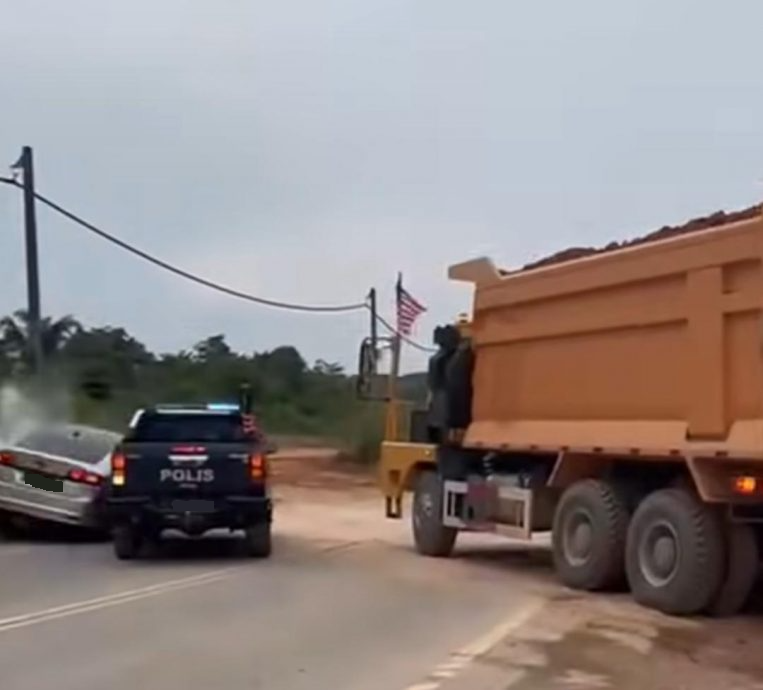 东(已签)涉毒男子开车闯路障,还试图冲撞警员,经过一番激烈追捕,警方被迫鸣枪示警,最终成功制服该名男子。