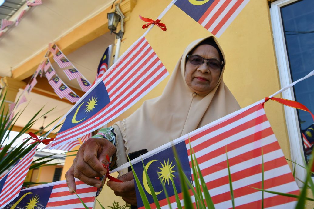 东（已签）：迎风招展的红白条纹，浸染着军人为国奉献的半生心血。