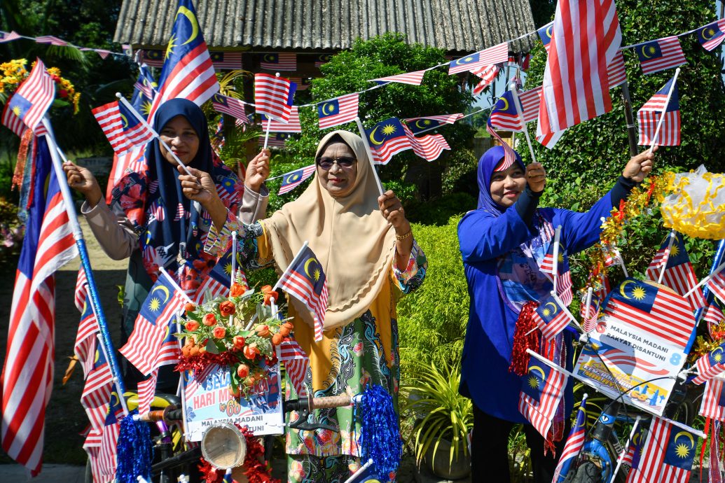 东（已签）：迎风招展的红白条纹，浸染着军人为国奉献的半生心血。