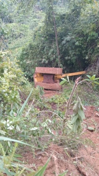 东:丹州吉赖县一辆挖土机跌入山谷,驾驶员当场被确认死亡。死者为一名24岁的印尼籍男子。