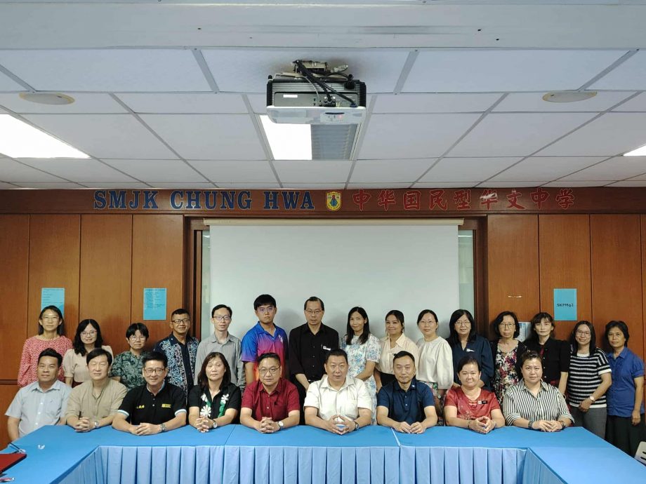 东:吉兰丹中华多元用途礼堂动土礼小组召开会议后议决,定于9月21日(星期日)早上9时正,在礼堂原址上举行简单又不失隆重的动土仪式。