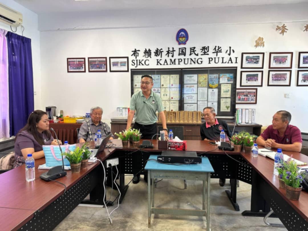 东：吉兰丹爱心教育协会及蔡尤明局绅莅临布赖新村华小进行访问与交流。交流会上，多位退休校长与教育前辈分享了宝贵的经验及有效的学校发展规划。