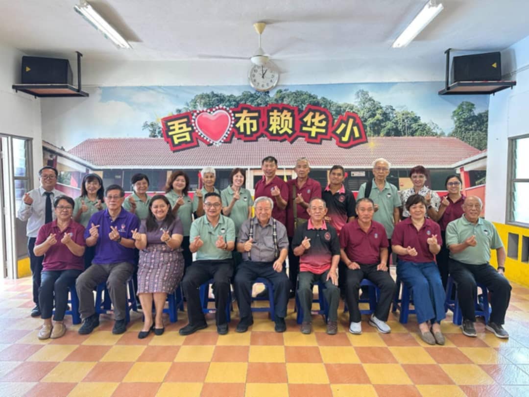 东：吉兰丹爱心教育协会及蔡尤明局绅莅临布赖新村华小进行访问与交流。交流会上，多位退休校长与教育前辈分享了宝贵的经验及有效的学校发展规划。