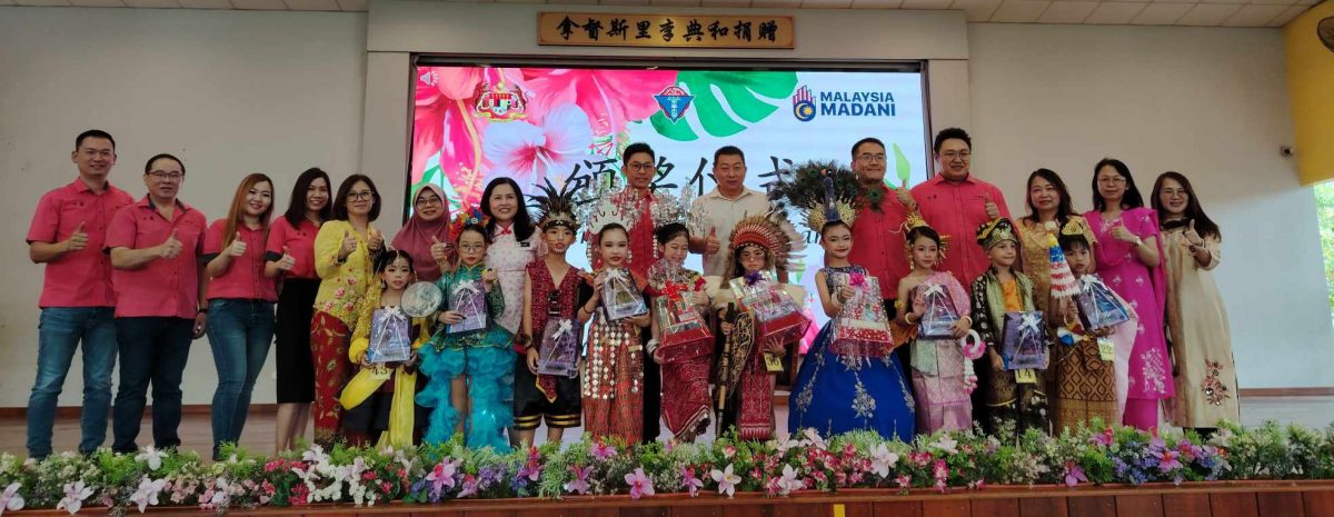 东:哥市中华小学在该校叶乐铃坊举办“2025年国庆日庆典”,全校师生齐聚一堂,共同欢庆国家独立68周年。