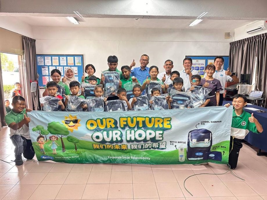 东:大资控股集团捐400套书包文具助百乐学生