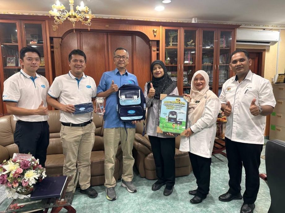 东:大资控股集团捐400套书包文具助百乐学生