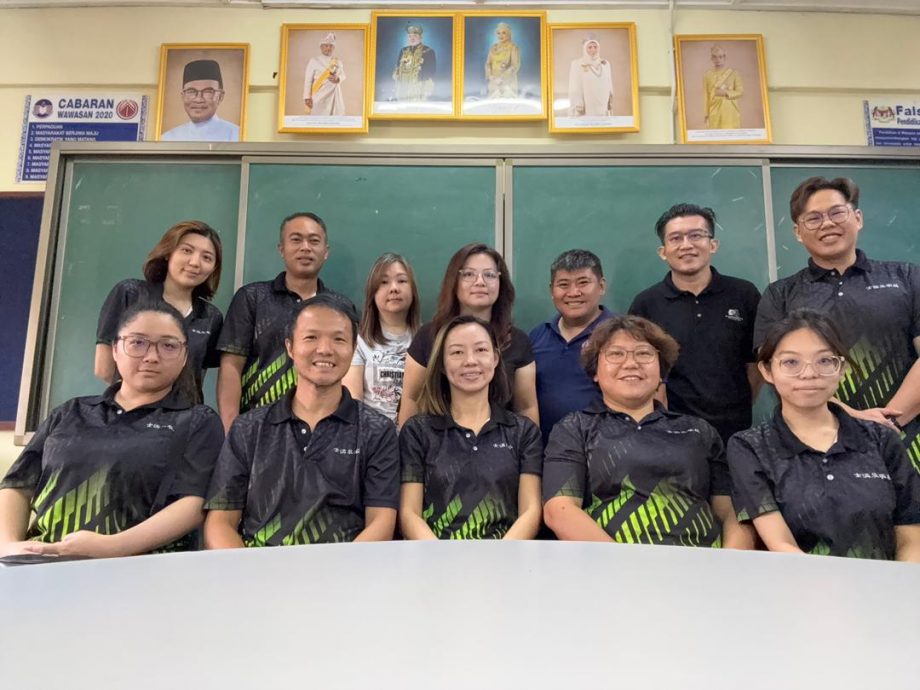 东：已签发：东：关丹士满慕华小校友会进行理事会改选，周丽琴为新任主席。关丹士满慕华校校友会进行理事会改选，周丽琴为新任主席。