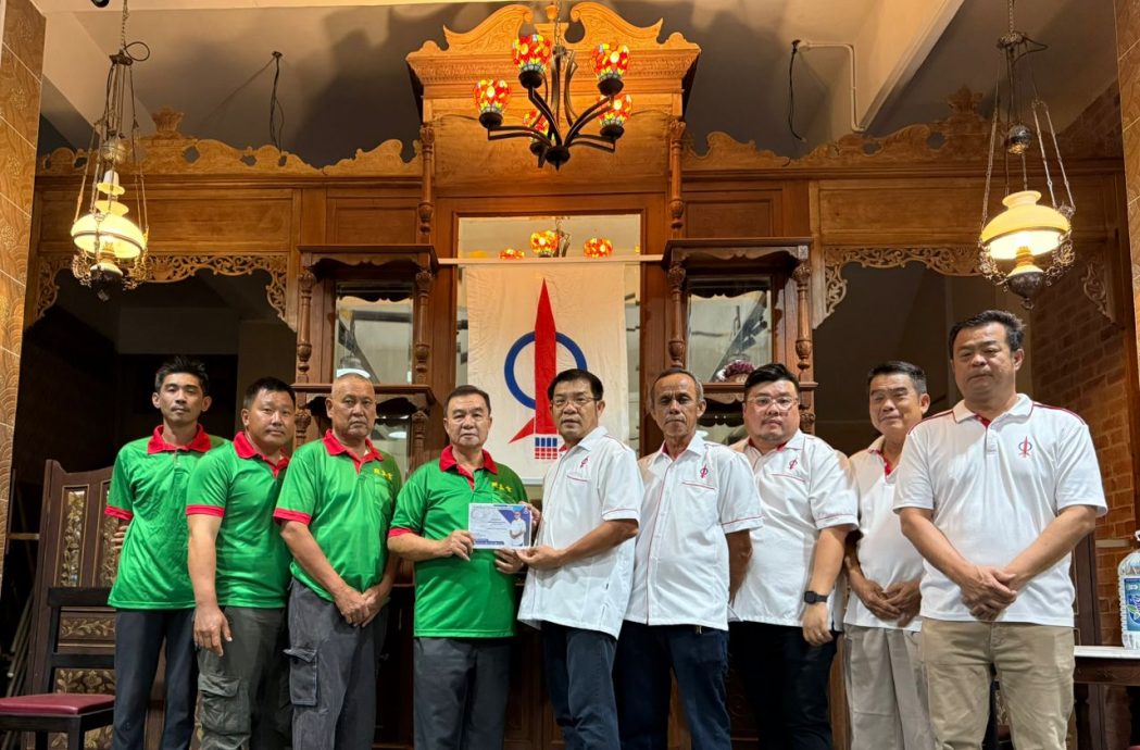 东：已签发：云冰云奠殿神庙在彭州行政议员梁耀雯协助下，成功获得州政府拨款1万令吉，用作神庙的维修与发展用途