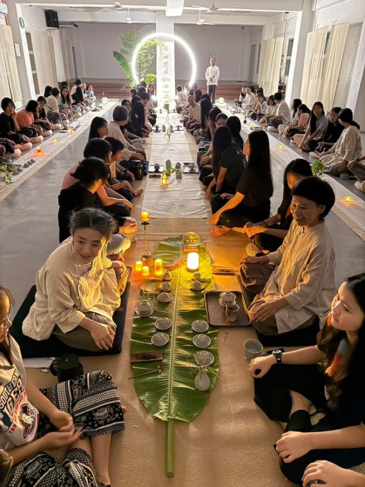 东：已签发：关丹中华中学于日前，特别举办了一场别开生面的“静心学会体验课”，通过“茶禅”与“正念球”两大主题活动，让学生们在校园内感受正念与静心的力量，学习如何调适情绪与提升专注力。