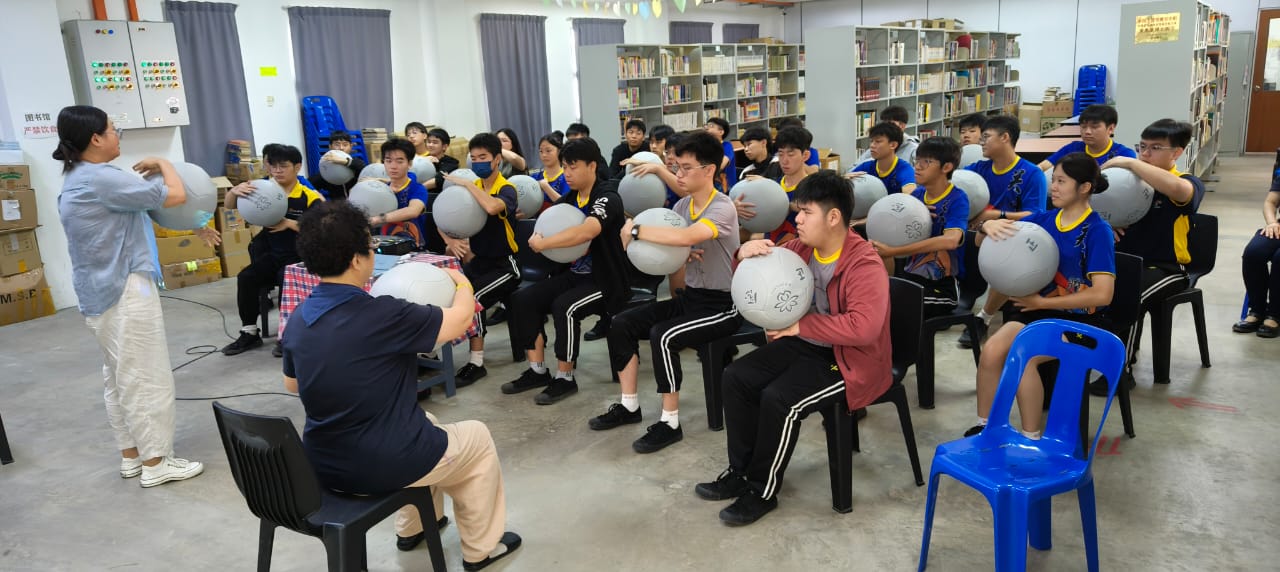 东：已签发：关丹中华中学于日前，特别举办了一场别开生面的“静心学会体验课”，通过“茶禅”与“正念球”两大主题活动，让学生们在校园内感受正念与静心的力量，学习如何调适情绪与提升专注力。