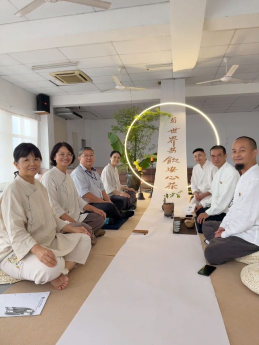 东：已签发：关丹中华中学于日前，特别举办了一场别开生面的“静心学会体验课”，通过“茶禅”与“正念球”两大主题活动，让学生们在校园内感受正念与静心的力量，学习如何调适情绪与提升专注力。