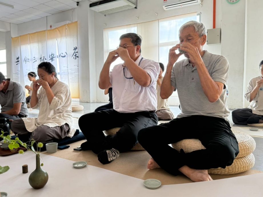 东：已签发：关丹中华中学于日前，特别举办了一场别开生面的“静心学会体验课”，通过“茶禅”与“正念球”两大主题活动，让学生们在校园内感受正念与静心的力量，学习如何调适情绪与提升专注力。