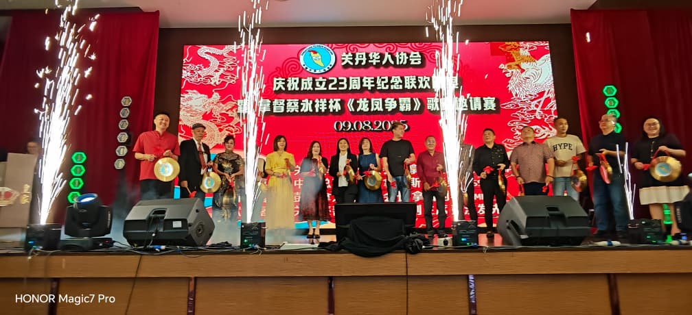 东:已签发:关丹华人协会永久名誉顾问拿督刘春刘春呼吁各造,理性看待“国旗倒挂”风波,勿将之政治化,同时继续以正确方式悬挂国旗,表达爱国之心。