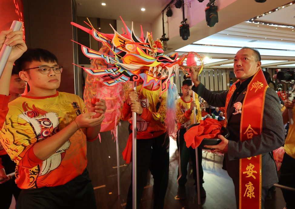 东：已签发：关丹华团联合会会长拿督蔡永祥赞扬关丹建造行的武术醒狮团已经走向国际，舞动传承与坚韧精神