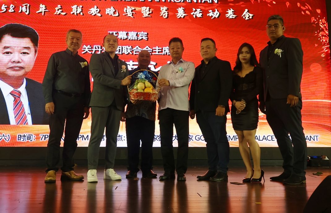 东：已签发：关丹华团联合会会长拿督蔡永祥赞扬关丹建造行的武术醒狮团已经走向国际，舞动传承与坚韧精神