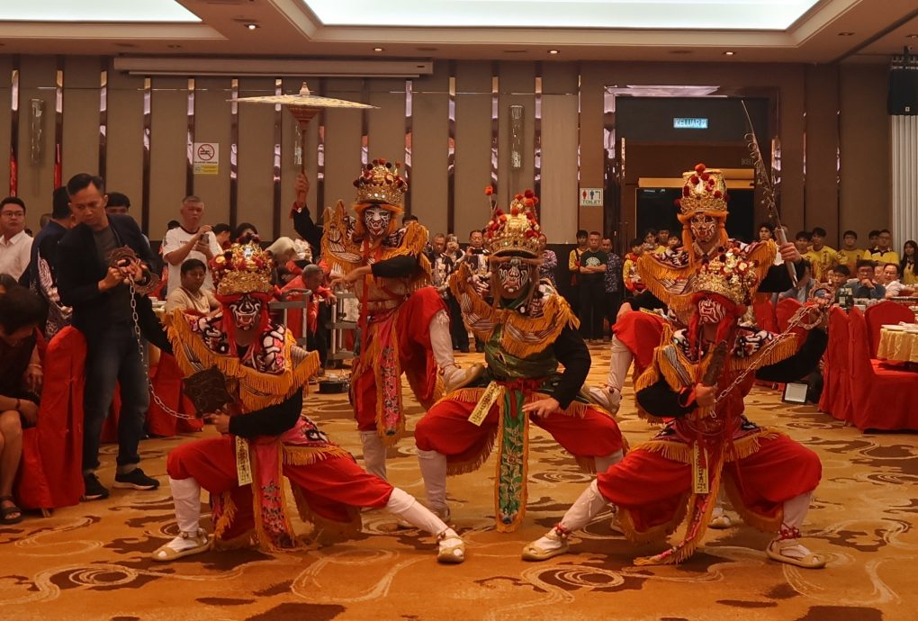 东：已签发：关丹华团联合会会长拿督蔡永祥赞扬关丹建造行的武术醒狮团已经走向国际，舞动传承与坚韧精神