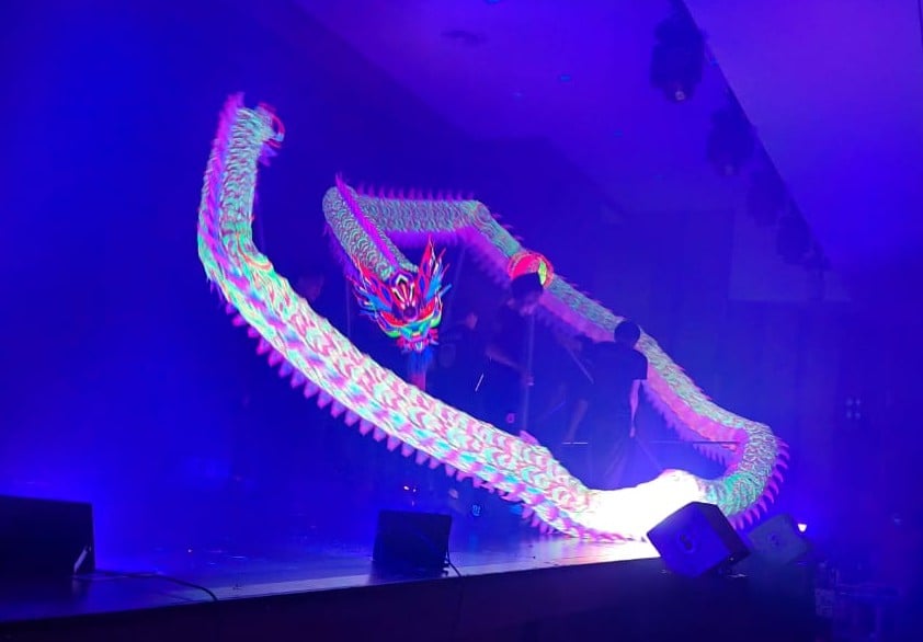 东：已签发：关丹华团联合会会长拿督蔡永祥赞扬关丹建造行的武术醒狮团已经走向国际，舞动传承与坚韧精神