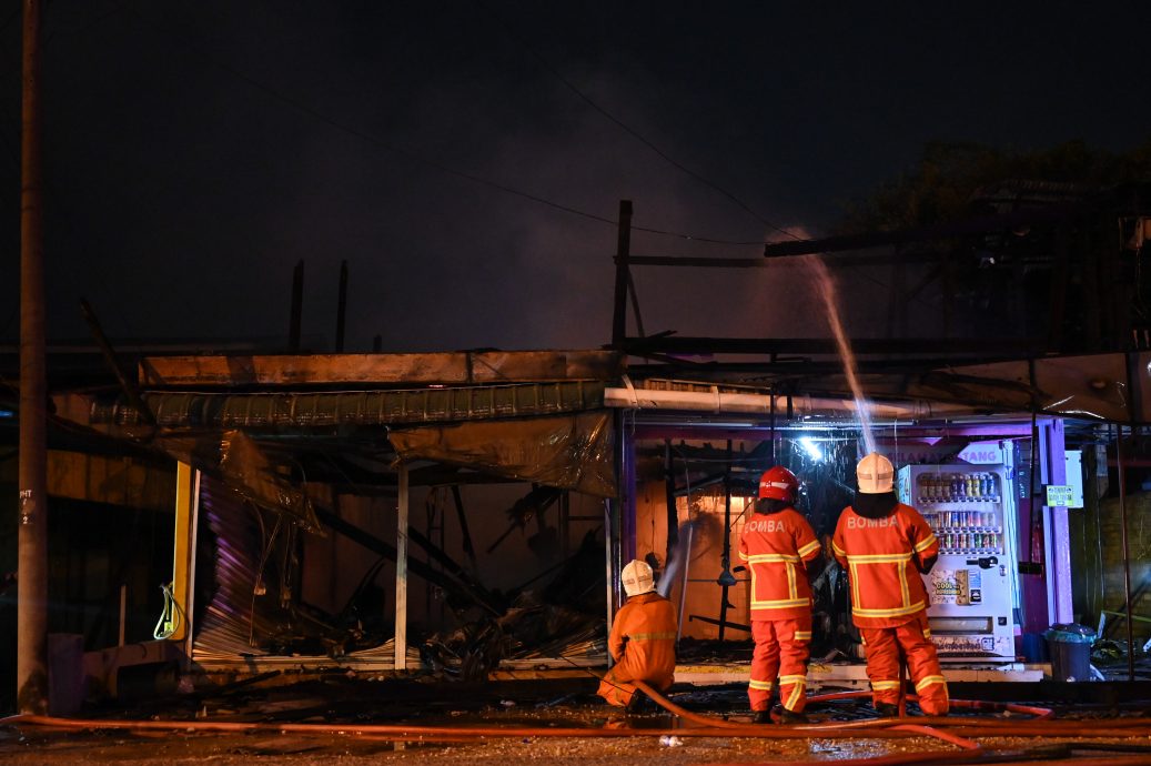 东：已签发：午夜一场大火，烧毁巴都恩南三间店铺及一间房屋，所幸没有造成伤亡。