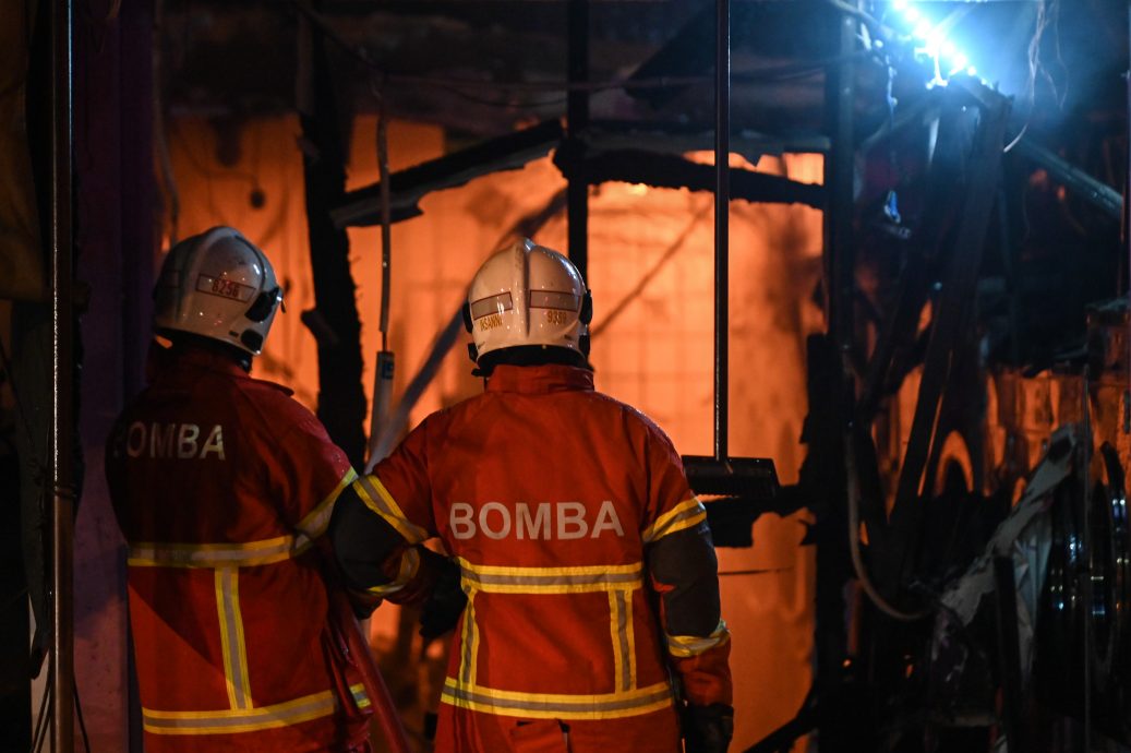 东：已签发：午夜一场大火，烧毁巴都恩南三间店铺及一间房屋，所幸没有造成伤亡。