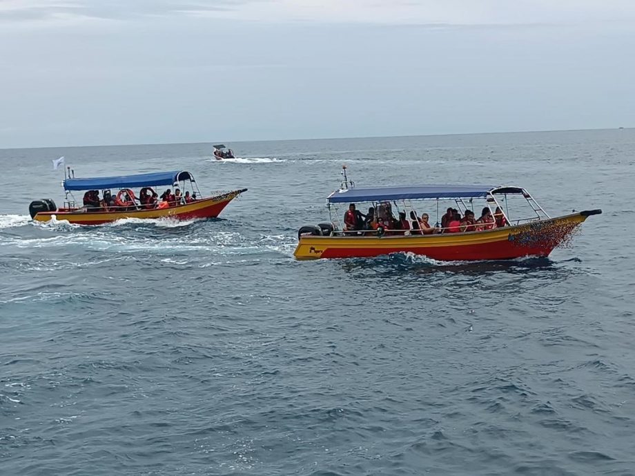 东:已签发:大马海事执法机构登嘉楼分局在勿述停泊岛一带展开特别行动,成功扣押18艘违规船只,包括一艘本地渔船。