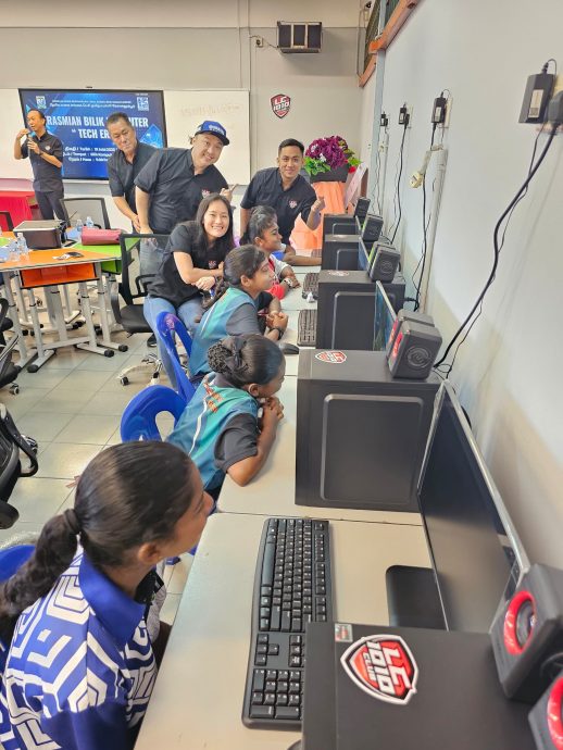 东：已签发：大马LC1010俱乐部关注各源流教育发展，捐赠总值4万4000令吉设备予吉隆坡新街场淡米尔小学