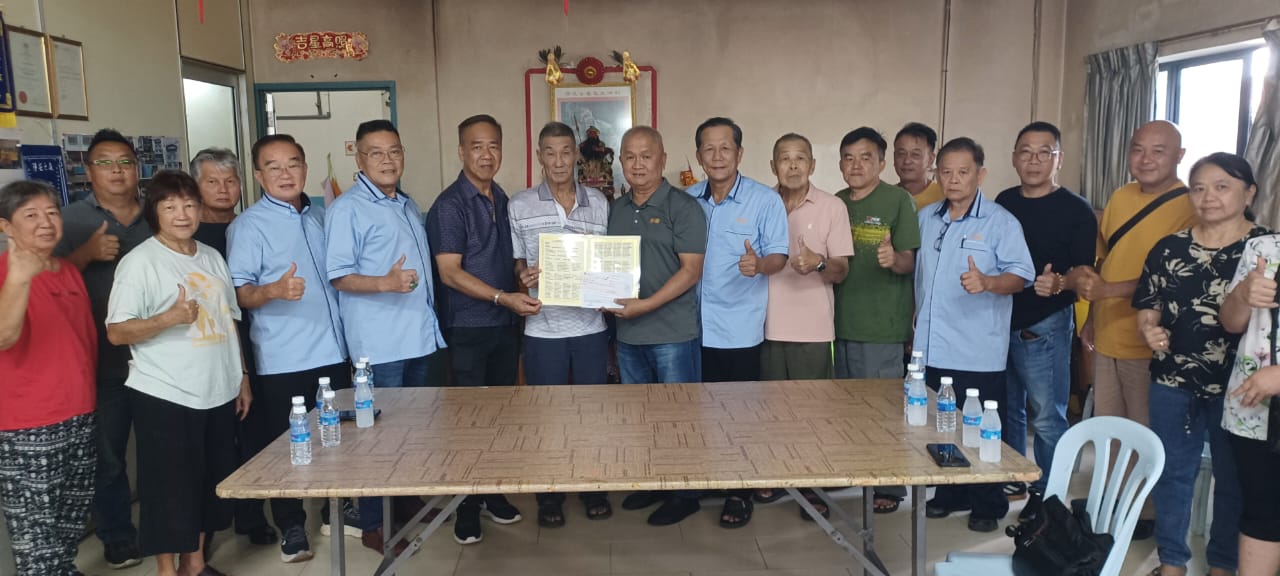 东：已签发：彭亨州工商体育休闲俱乐部移交逾3万令吉善款予病患林理水，协助减轻医药开销，展现关爱之心