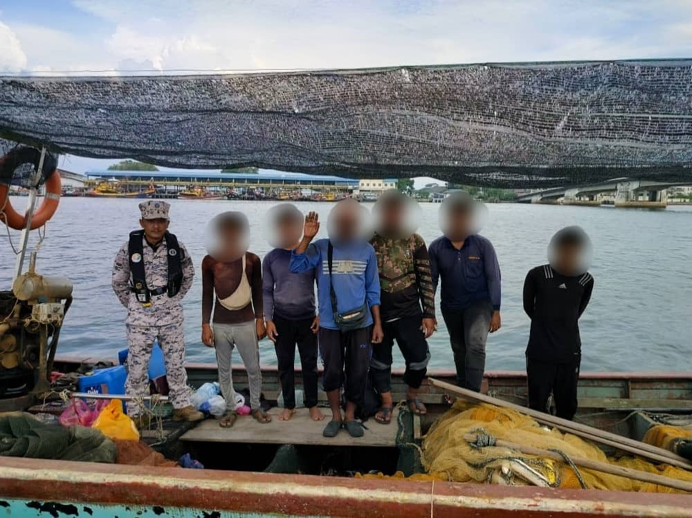 彭亨海事执法机构在邦迪安海滩以东约0.23海里处，扣押一艘涉嫌违反渔业执照条例的本地渔船