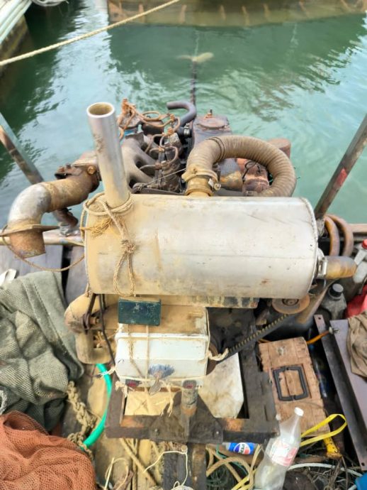 彭亨海事执法机构在邦迪安海滩以东约0.23海里处，扣押一艘涉嫌违反渔业执照条例的本地渔船