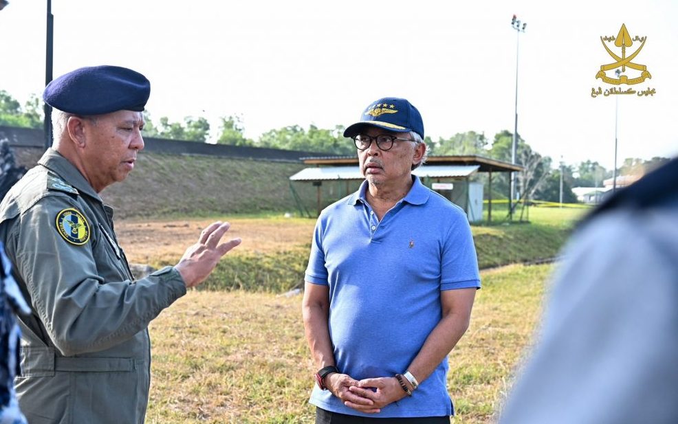 东:已签发:彭亨苏丹阿都拉于周五,亲临关丹苏丹哈芝阿末沙机场,视察一宗涉及皇家空军F/A-18D“大黄蜂”战机坠机事故现场