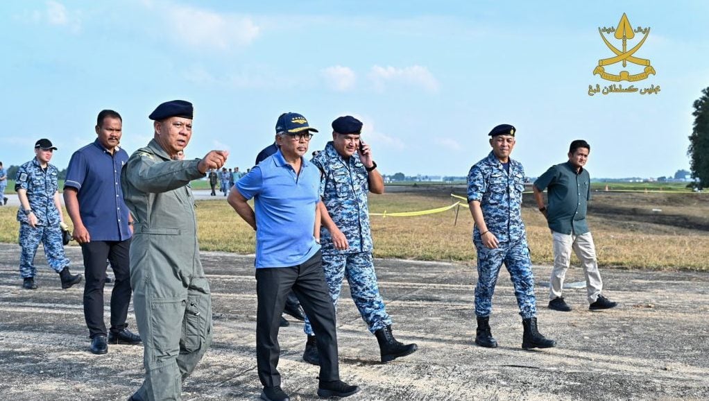 东:已签发:彭亨苏丹阿都拉于周五,亲临关丹苏丹哈芝阿末沙机场,视察一宗涉及皇家空军F/A-18D“大黄蜂”战机坠机事故现场