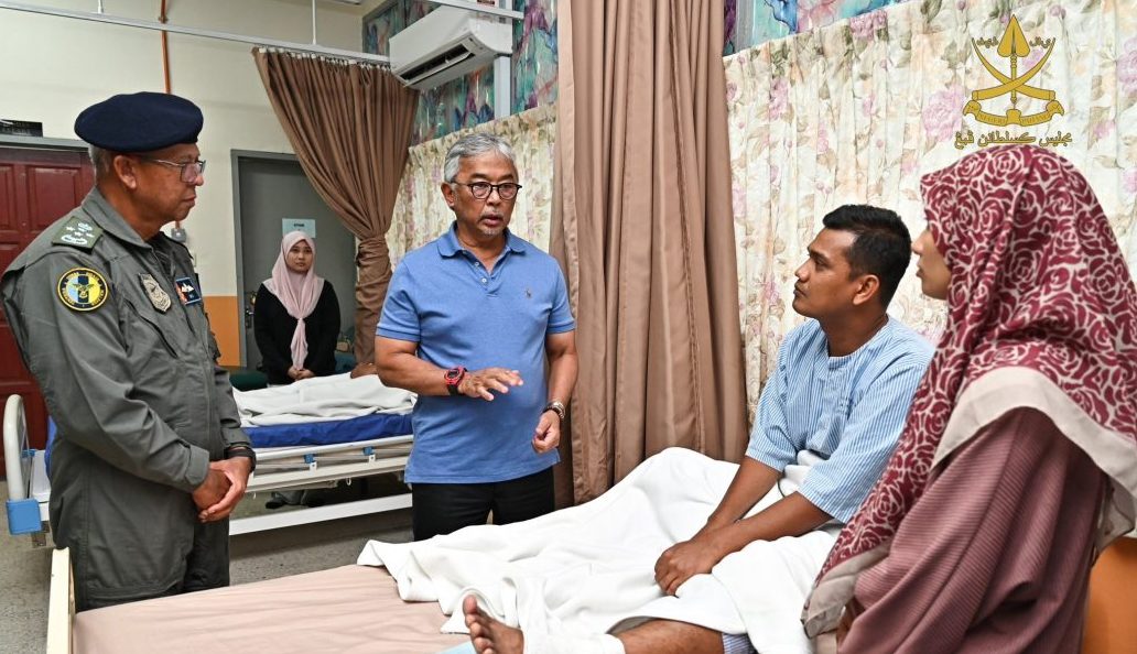 东:已签发:彭亨苏丹阿都拉于周五,亲临关丹苏丹哈芝阿末沙机场,视察一宗涉及皇家空军F/A-18D“大黄蜂”战机坠机事故现场