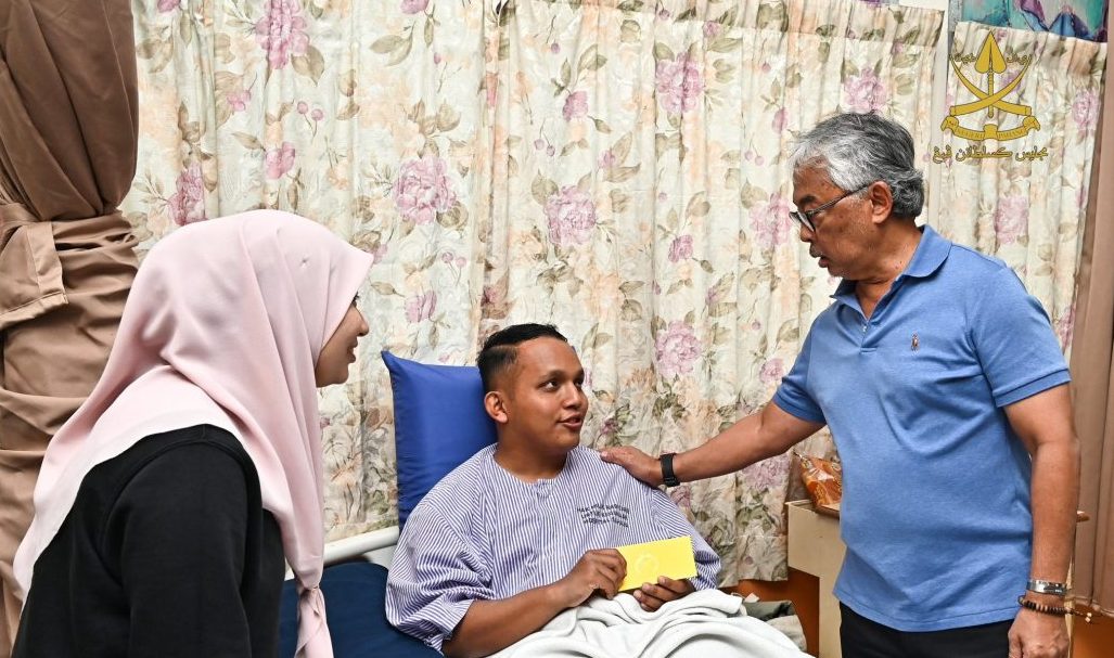 东:已签发:彭亨苏丹阿都拉于周五,亲临关丹苏丹哈芝阿末沙机场,视察一宗涉及皇家空军F/A-18D“大黄蜂”战机坠机事故现场