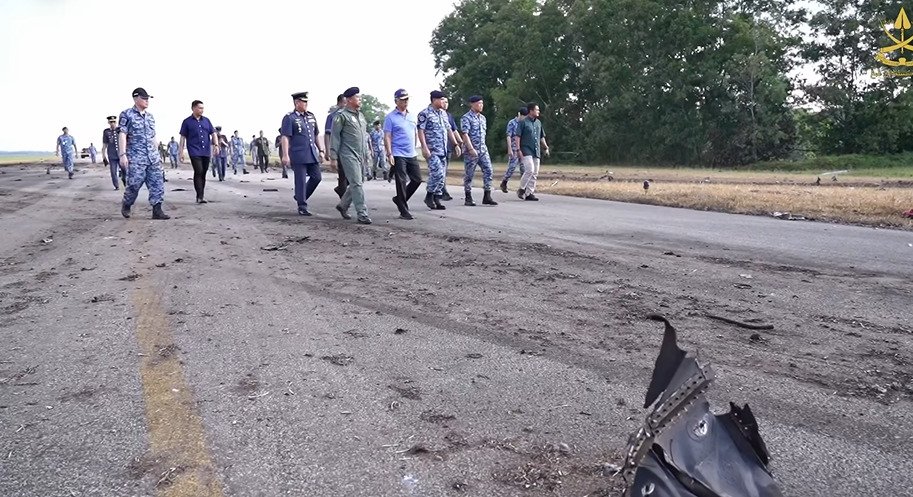 东:已签发:彭亨苏丹阿都拉于周五,亲临关丹苏丹哈芝阿末沙机场,视察一宗涉及皇家空军F/A-18D“大黄蜂”战机坠机事故现场