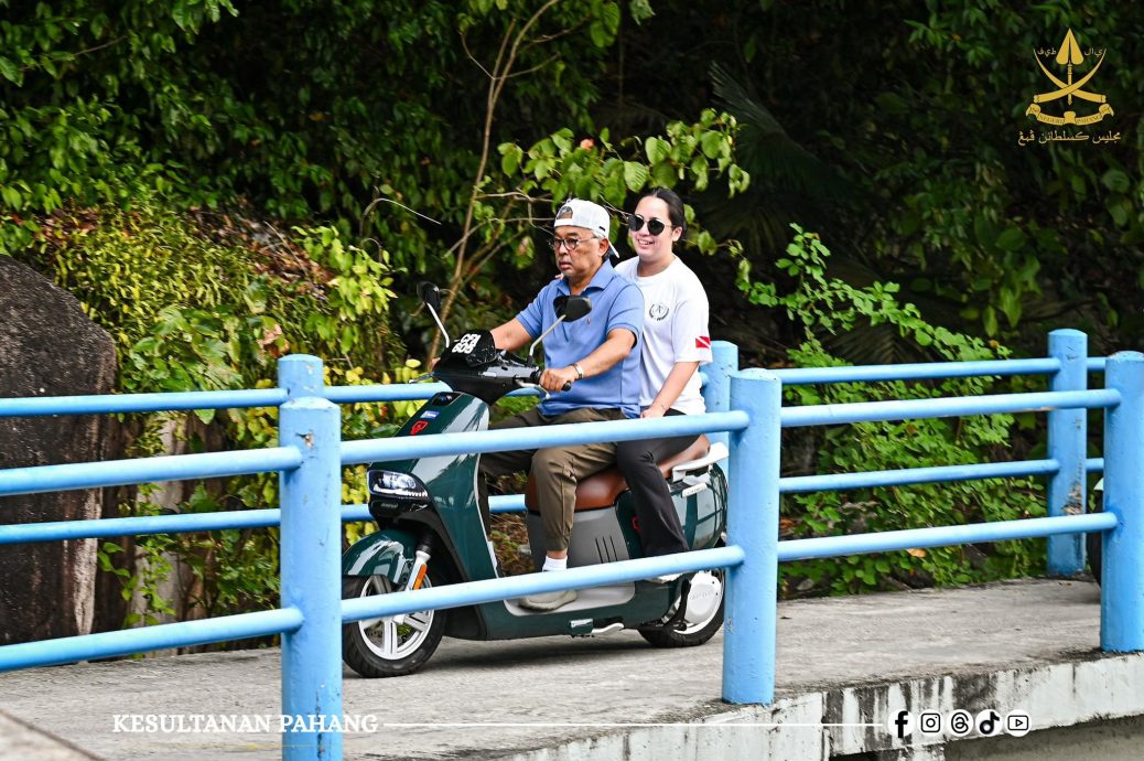 东:已签发:彭亨苏丹阿都拉亲临刁曼岛,展开三天的巡访活动,并与子民亲切活动,包括与子民踢藤球,展现精湛的球艺