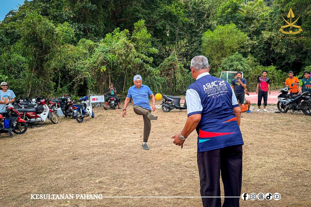 东:已签发:彭亨苏丹阿都拉亲临刁曼岛,展开三天的巡访活动,并与子民亲切活动,包括与子民踢藤球,展现精湛的球艺