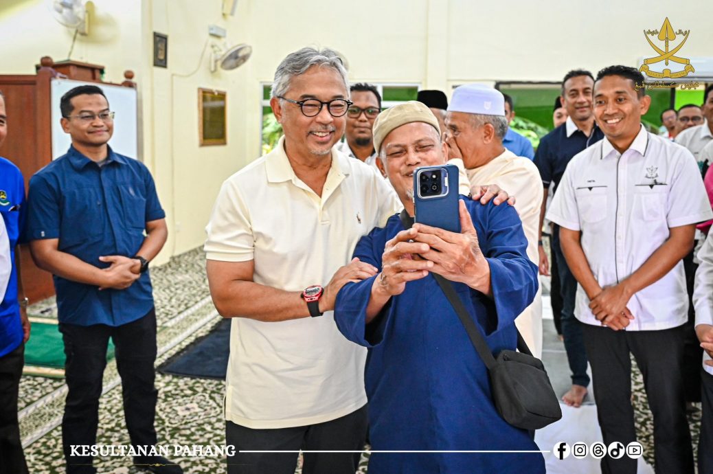 东:已签发:彭亨苏丹阿都拉亲临刁曼岛,展开三天的巡访活动,并与子民亲切活动,包括与子民踢藤球,展现精湛的球艺