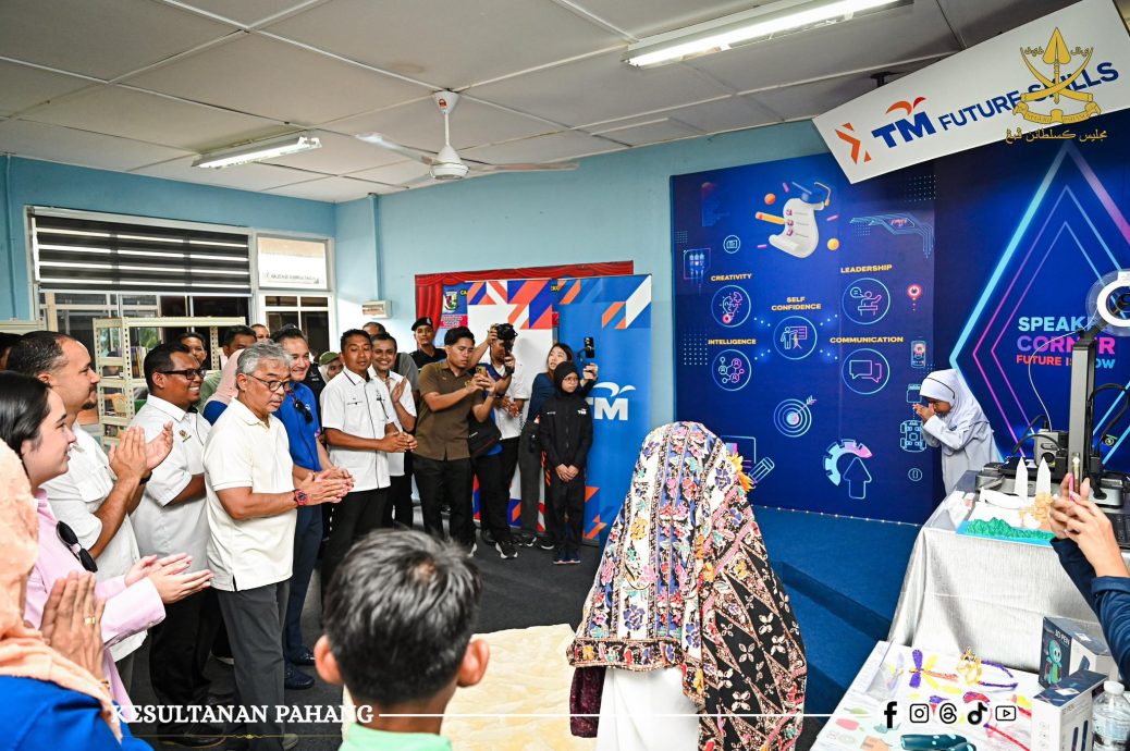 东:已签发:彭亨苏丹阿都拉亲临刁曼岛,展开三天的巡访活动,并与子民亲切活动,包括与子民踢藤球,展现精湛的球艺