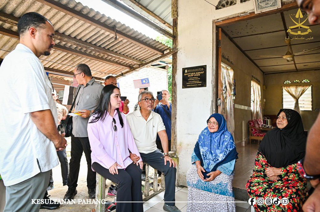 东:已签发:彭亨苏丹阿都拉亲临刁曼岛,展开三天的巡访活动,并与子民亲切活动,包括与子民踢藤球,展现精湛的球艺