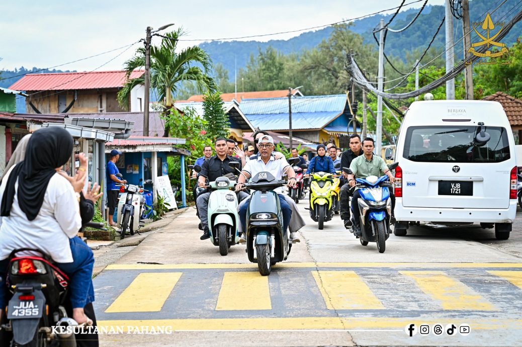 东:已签发:彭亨苏丹阿都拉亲临刁曼岛,展开三天的巡访活动,并与子民亲切活动,包括与子民踢藤球,展现精湛的球艺