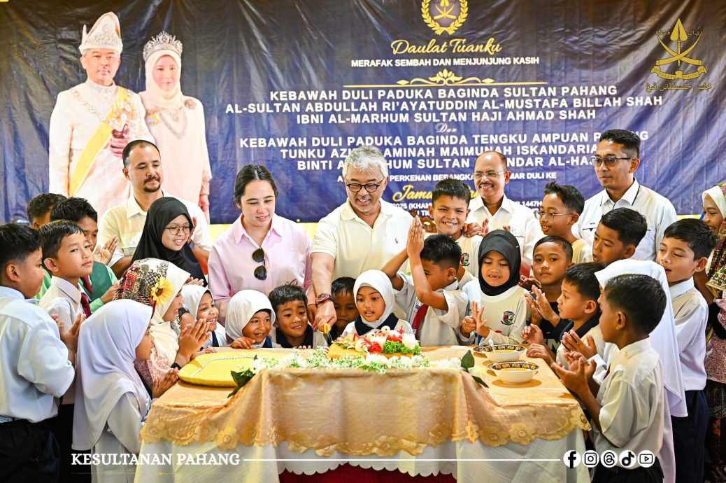 东:已签发:彭亨苏丹阿都拉亲临刁曼岛,展开三天的巡访活动,并与子民亲切活动,包括与子民踢藤球,展现精湛的球艺