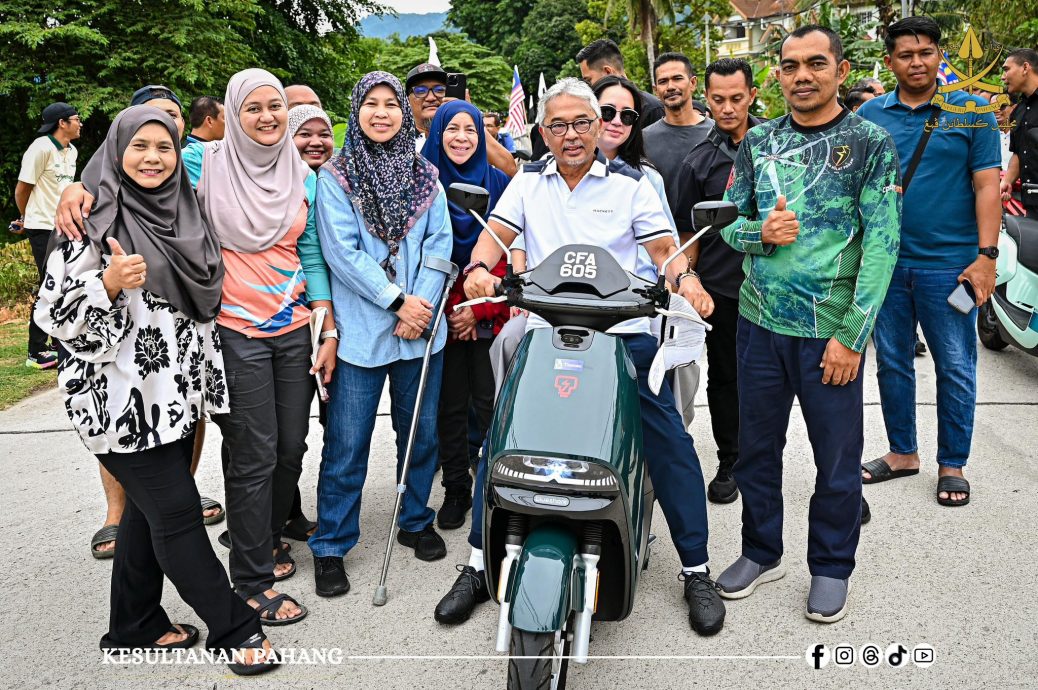 东:已签发:彭亨苏丹阿都拉亲临刁曼岛,展开三天的巡访活动,并与子民亲切活动,包括与子民踢藤球,展现精湛的球艺