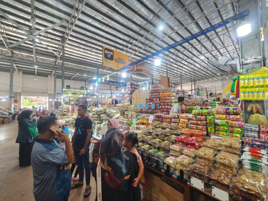 东:已签发:新旧巴央巴刹将延长营业时间至午夜12时,以方便市民及游客夜间购物。