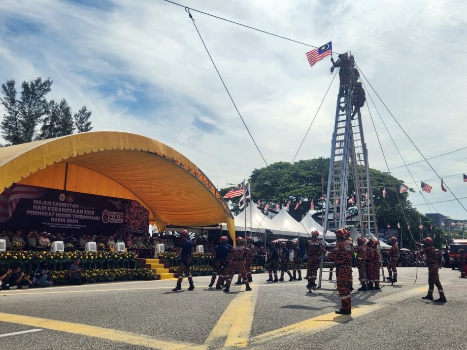 登嘉楼州国庆日庆典今早隆重举行,场面热闹非凡,吸引大批民众扶老携幼聚集在街道两旁观礼。