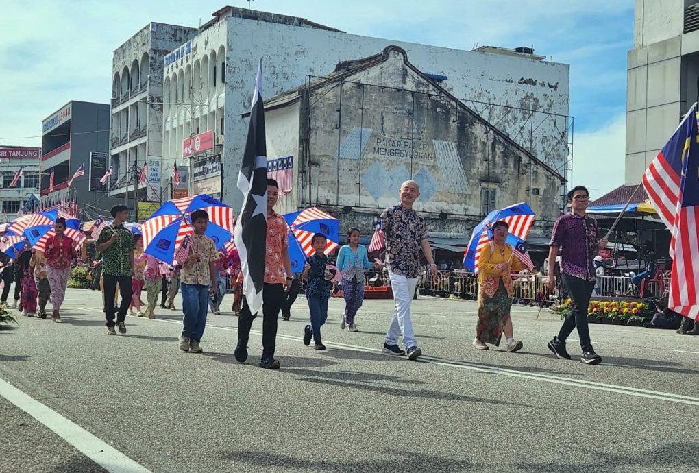 登嘉楼州国庆日庆典今早隆重举行,场面热闹非凡,吸引大批民众扶老携幼聚集在街道两旁观礼。
